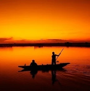 Vietnam-lake-and-boat-023
